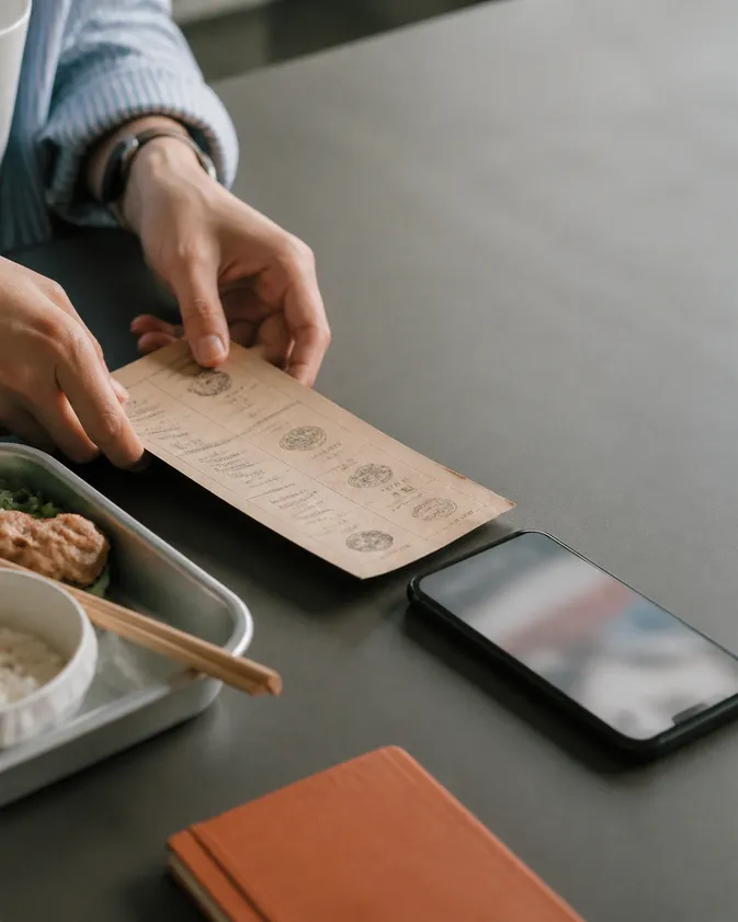 Menu giấy và điện thoại thông minh trên bàn ăn